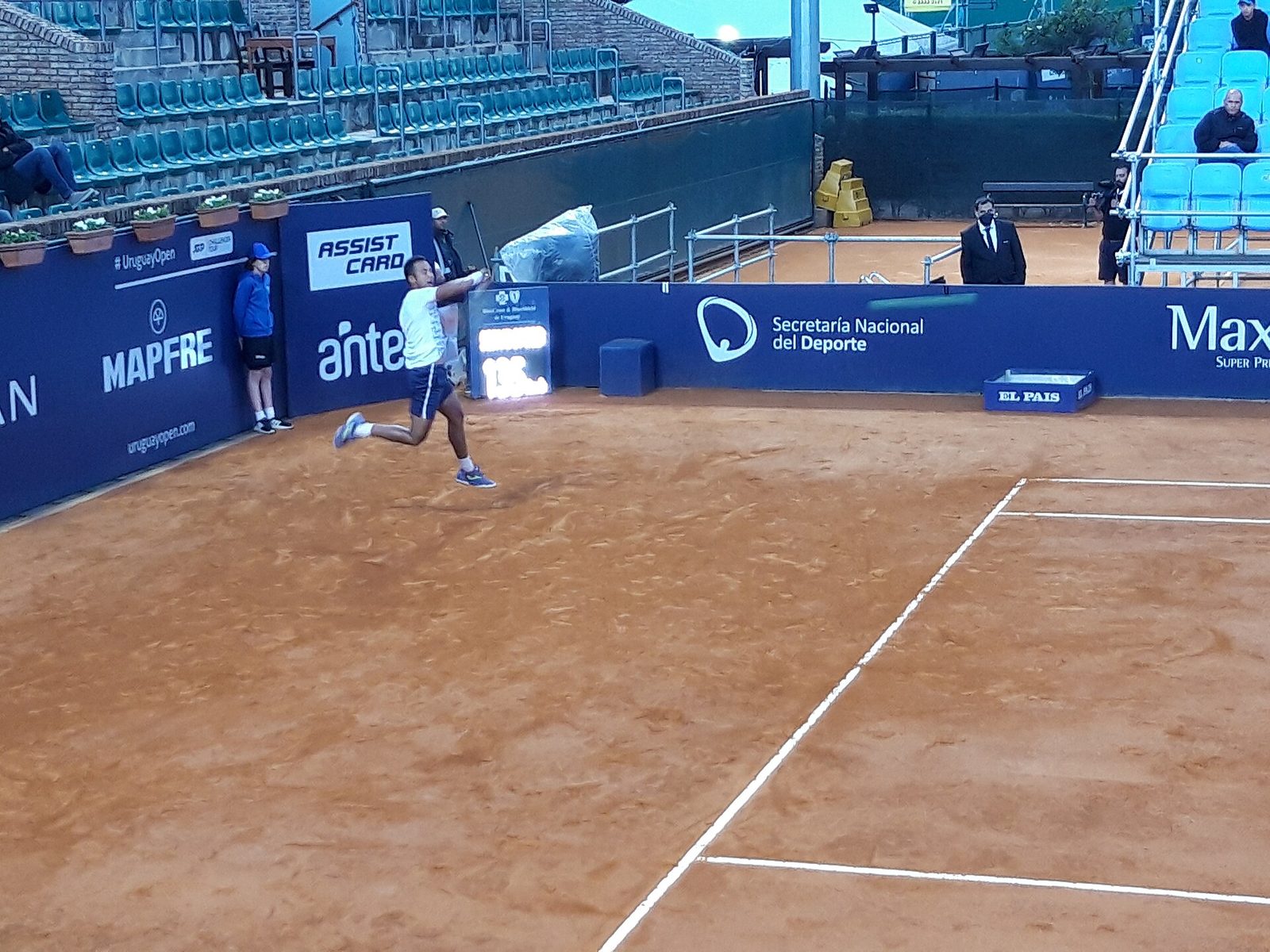 Hugo Dellien hitting a backhand on a clay court at the Uruguay Open