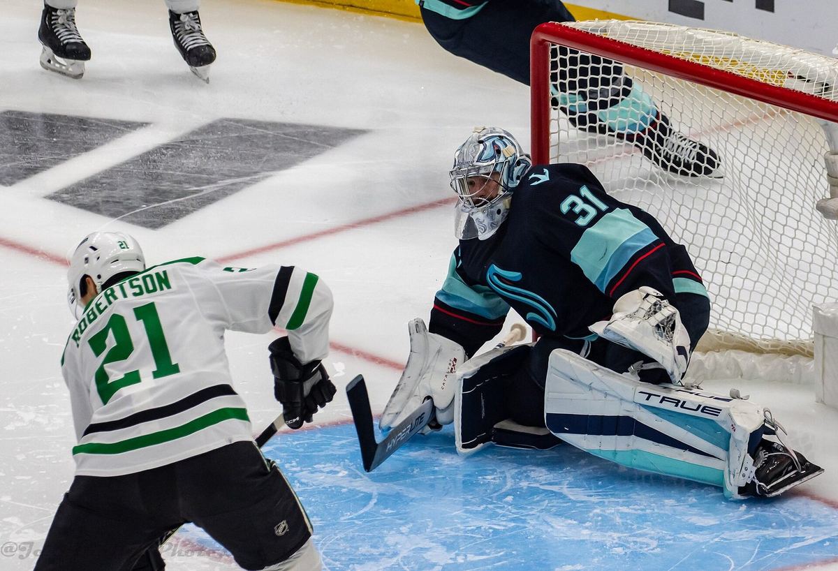 Jason Robertson in game action