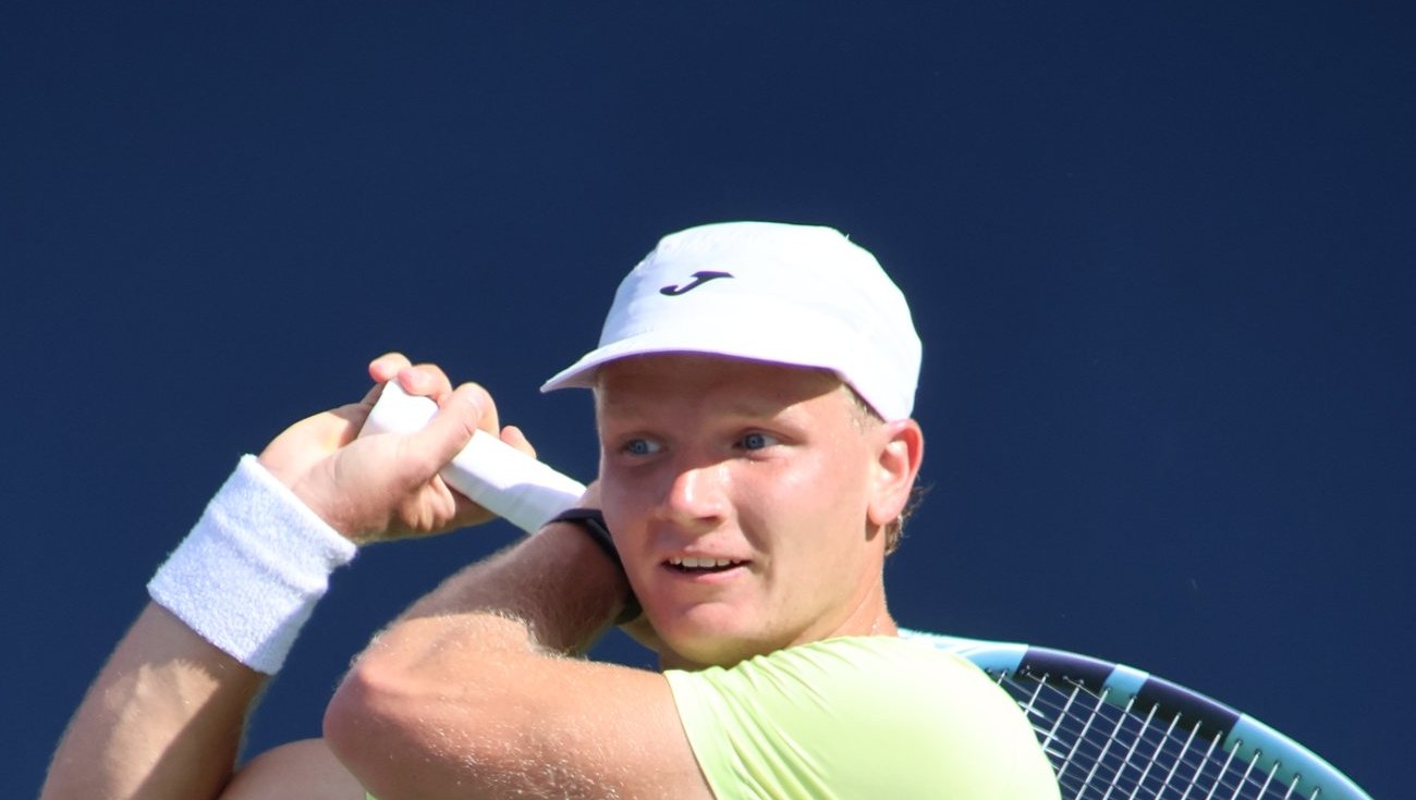 Maks Kasnikowski hitting a two-handed backhand at the US Open