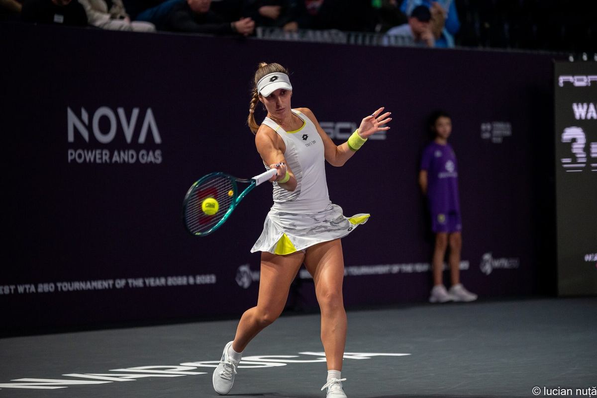 Marina Bassols Ribera hitting a forehand on an indoor hard court in Cluj-Napoca