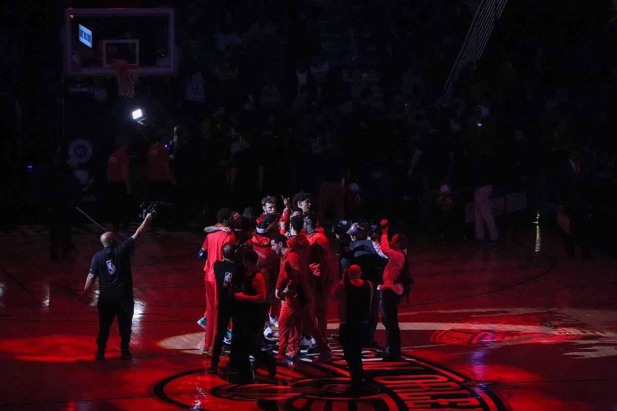 New Orleans Pelicans huddle at center court, Smoothie King Center