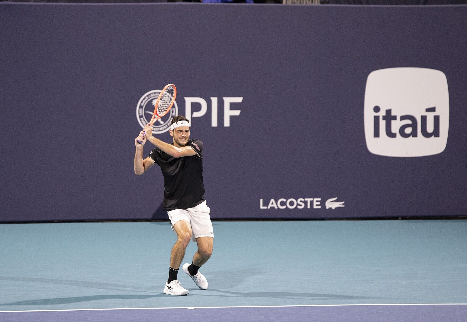 Taylor Fritz hitting a two-handed backhand on the Miami hard court