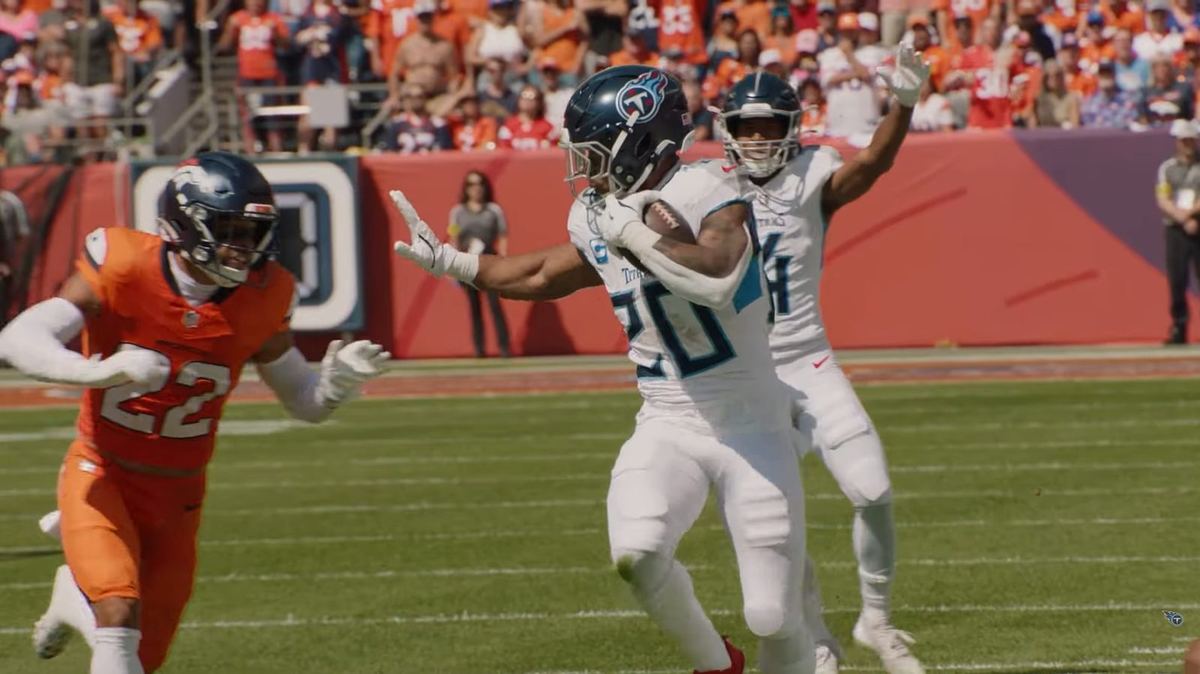 Tony Pollard running with the ball for the Tennessee Titans